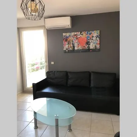 Studio Love Room Jacuzzi Privatif Prado Velodrome. Holiday home
