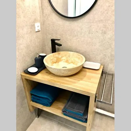 Studio Love Room Jacuzzi Privatif Prado Velodrome. Holiday home *
