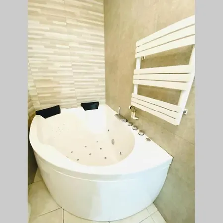 Studio Love Room Jacuzzi Privatif Prado Velodrome. Holiday home Marseille