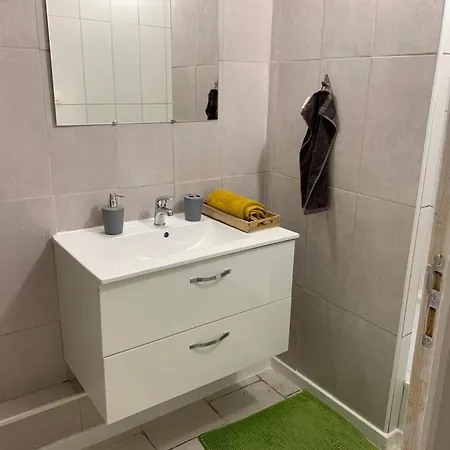 Apartment Proche Velodrome F4 Dans Villa Avec Parking Et Piscine Partagee *