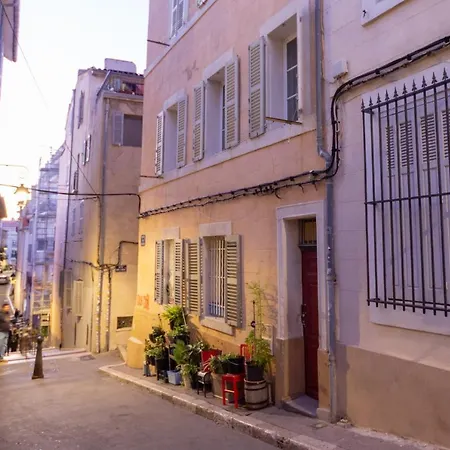 T2 Panier Vieux-port Vue Notre Dame De La Garde *