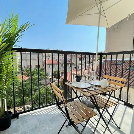Les Temps Heureux Petite Terrasse Clim-netflix *