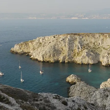 Les Pieds Dans L'eau Sur L'ile Du Frioul *