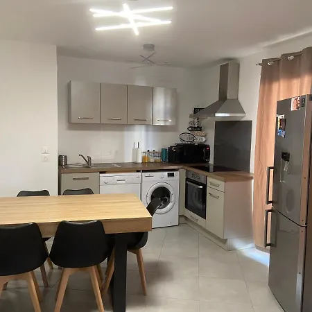 Apartment T2, Au Calme. Parking Prive *