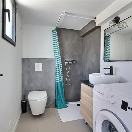 Studio Avec Terrasse Et Mezzanine *