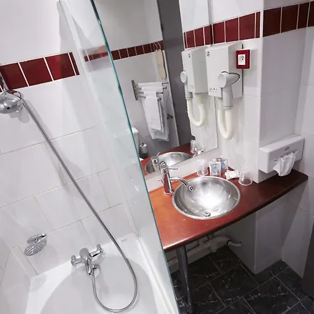 Hotel Kyriad Centre Paradis-prefecture 3*