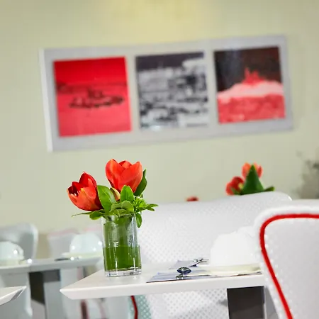 Kyriad Centre Paradis-prefecture Hotel 3*