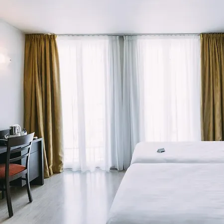 Escale Oceania Vieux Port מלון 3*