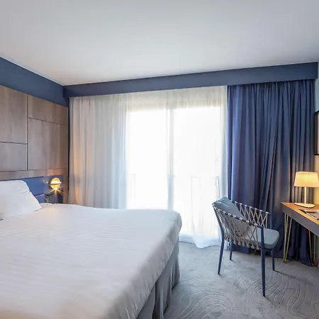 Hotel Mercure Centre Bompard La Corniche 4*