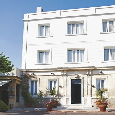 Mercure Centre Bompard La Corniche Hotel 4*