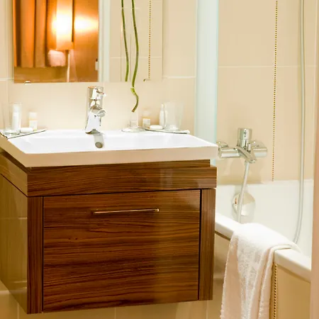 Carre Vieux Port Otel 3*