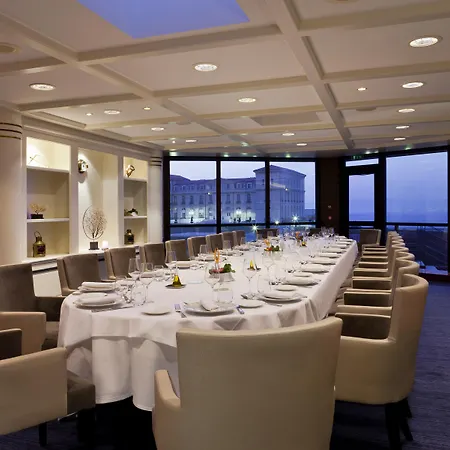 Sofitel Vieux-port מלון