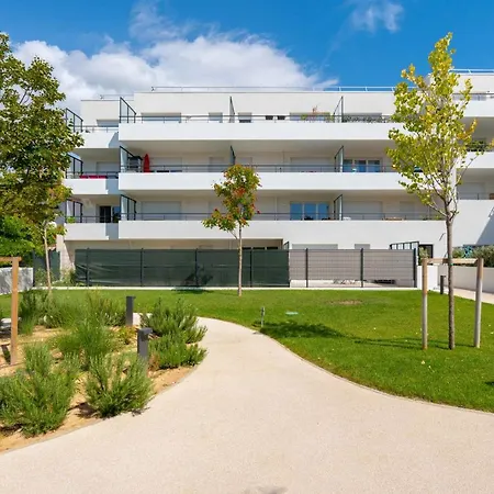 T2 Entre La Et Le Velodrome-terrasse / Parking Marseille
