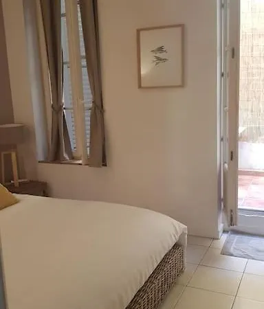 2 Pieces Dans Le Centre Avec Petite Terrasse 3***