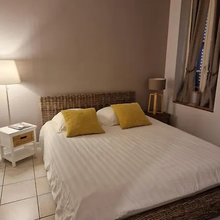2 Pieces Dans Le Centre Avec Petite Terrasse 3***