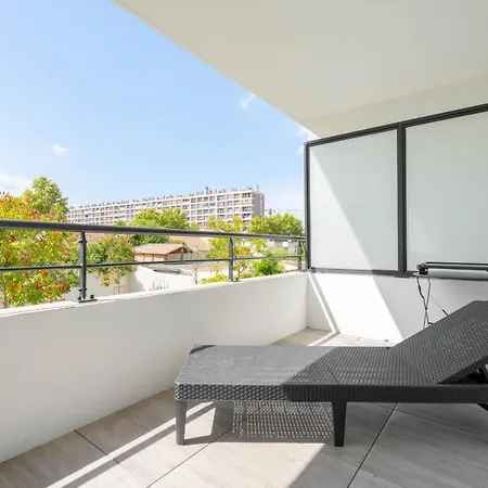 T2 Entre La Et Le Velodrome-terrasse / Parking Apartment