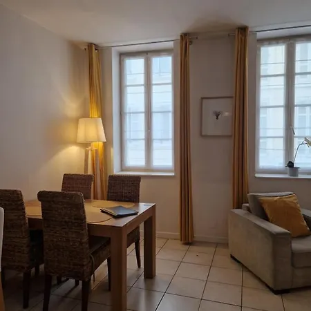 2 Pieces Dans Le Centre Avec Petite Terrasse 3*** *