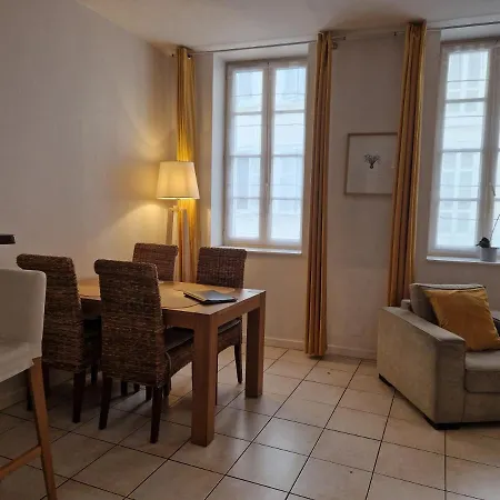 2 Pieces Dans Le Centre Avec Petite Terrasse 3*** *