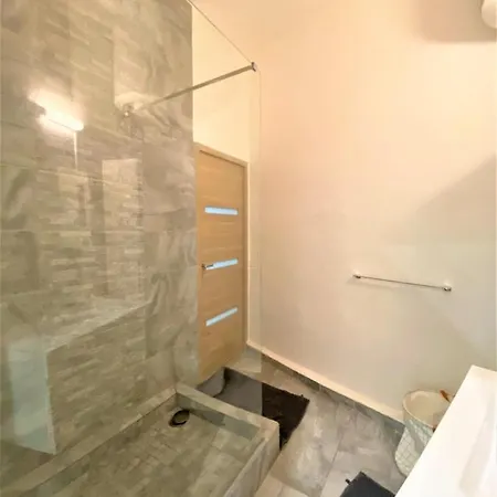 Sur Le Vieux Port: T3 De 80m2, Chic Et Confortable