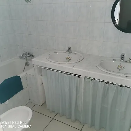 Maison Jardin+jacuzzi L'ete, A 1 Km Holiday home *