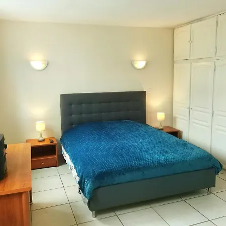 Maison Jardin+jacuzzi L'ete, A 1 Km Holiday home Marseille