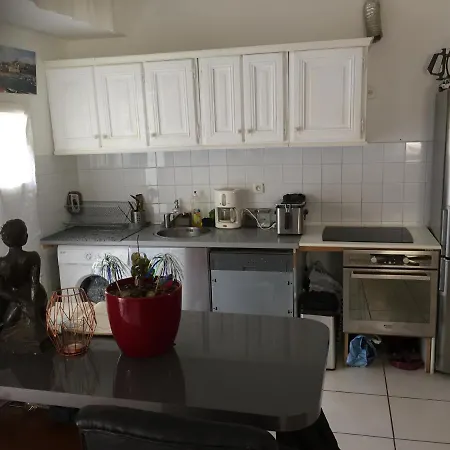 Holiday home Maison Jardin+jacuzzi L'ete, A 1 Km Marseille