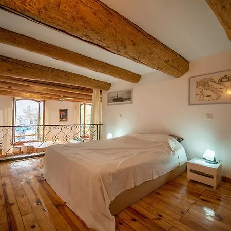 Air-conditioned Loft In The Heart Of The Old Port Apartment *
