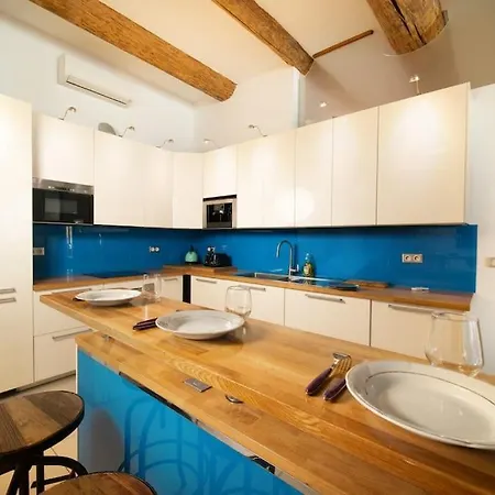 Air-conditioned Loft In The Heart Of The Old Port Apartment