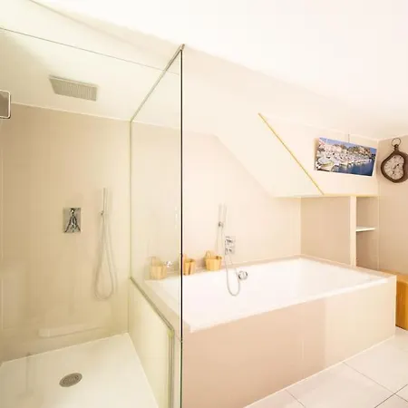 Air-conditioned Loft In The Heart Of The Old Port Marseille
