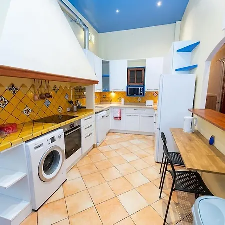 Apartment Anna-maria : Grand 10 Personnes+parking Prive -actif+ Location- *