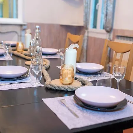 Apartment Anna-maria : Grand 10 Personnes+parking Prive -actif+ Location- Marseille