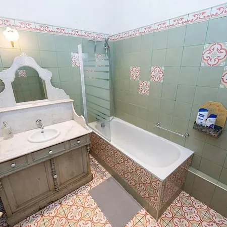 Anna-maria : Grand 10 Personnes+parking Prive -actif+ Location- Apartment Marseille