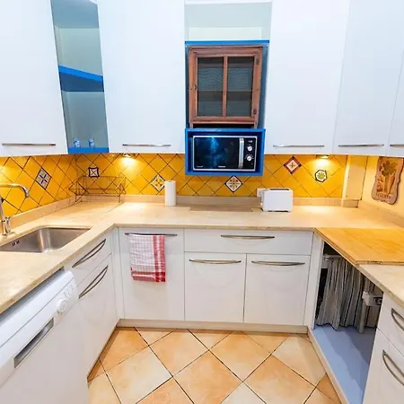 Apartment Anna-maria : Grand 10 Personnes+parking Prive -actif+ Location- Marseille