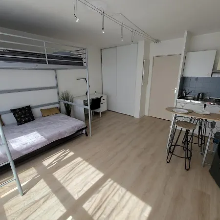 Fully Equipped 5min From The Train Apartment *