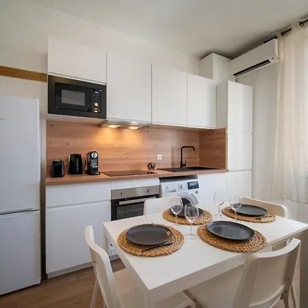 New Fully Equipped Air-conditioned Apartment