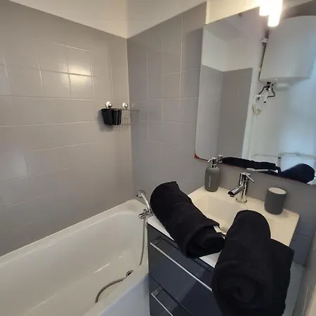 Fully Equipped 5min From The Train