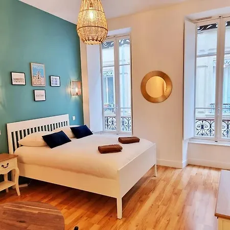 The Republik - Haussmannien Pres Du Panier *