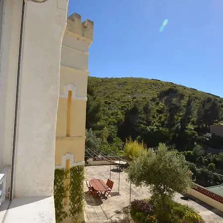 Bed & Breakfast Chateau De L'aroumias *