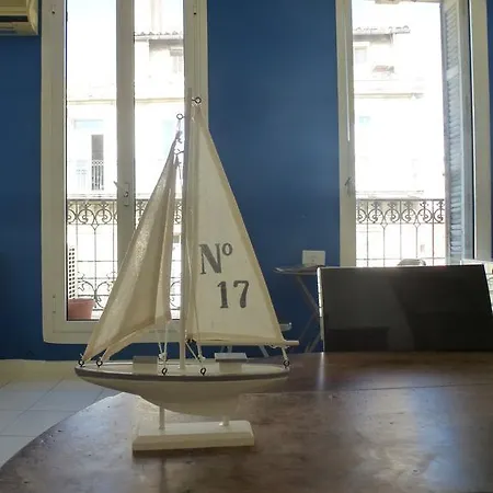 Vieux Port Maritime De 72m² Et Balcon *