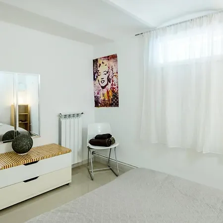 Proche Velodrome F4 Dans Villa Avec Parking Et Piscine Partagee Apartment