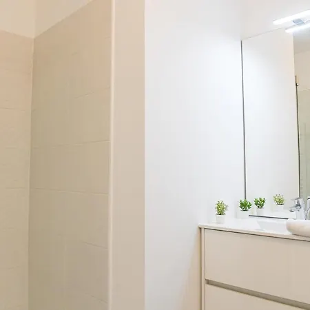 Appart Avec Terrasse Et Parking A 2 Min Du Metro Apartment