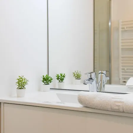 Appart Avec Terrasse Et Parking A 2 Min Du Metro Apartment