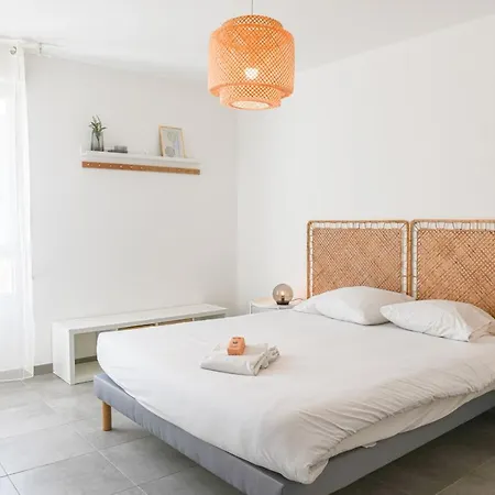 Appart Avec Terrasse Et Parking A 2 Min Du Metro Apartment