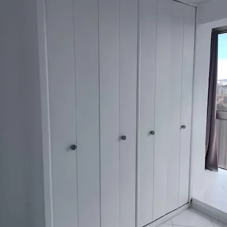 Spacieux Securisee, Garage Apartment *