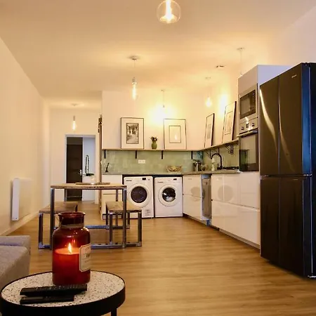 Chic And Nenwly Renovated - Location Apartment *