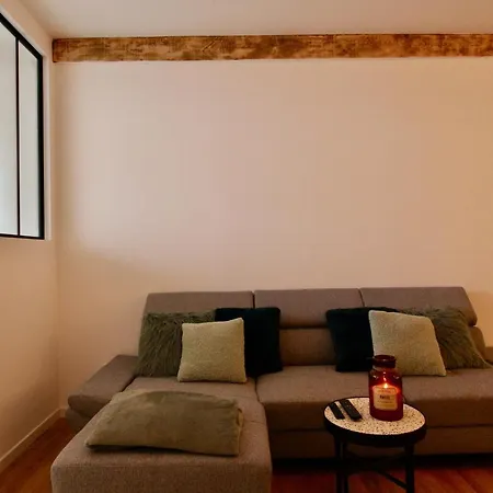 Chic And Nenwly Renovated - Location *