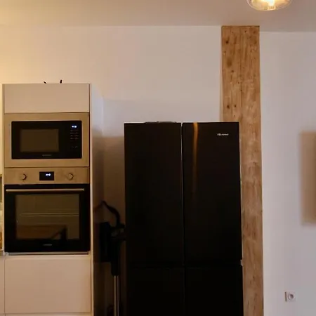 Chic And Nenwly Renovated - Location Apartment *