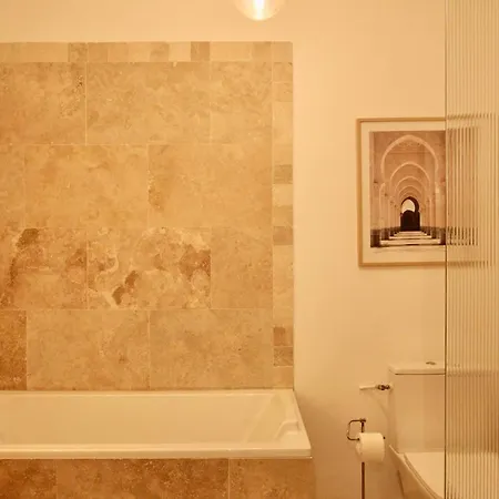 Apartment Chic And Nenwly Renovated - Location