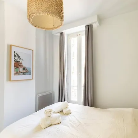 Beautiful & Modern Flat In Heart Of Apartment