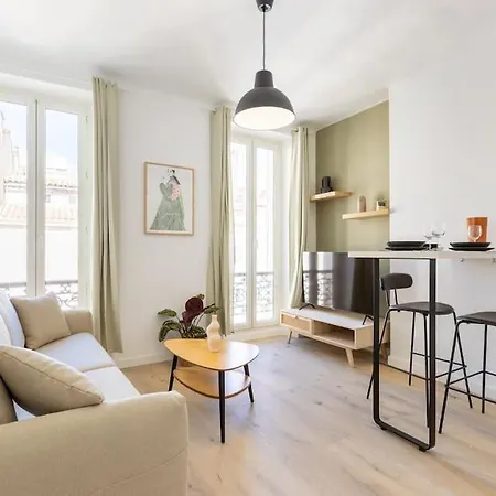 Beautiful & Modern Flat In Heart Of Apartment *